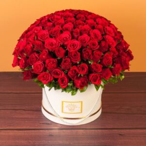 HAT RED ROSES